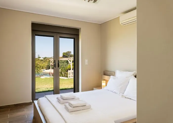 Idyle - Beachfront Vila Tragána